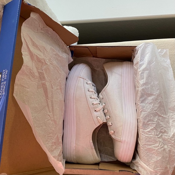 Woman’s KEDS Triple Kick Met Silver Sneakers Size 7 Only Worn Once! - Picture 11 of 12